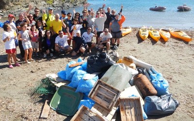 Limpieza en kayak del litoral en Portlligat