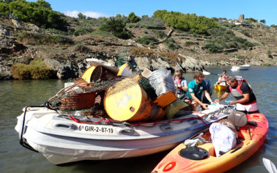 Limpieza en kayak del litoral en Cala Montgó