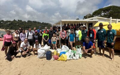 Limpieza del litoral en kayak en Platja de Castell