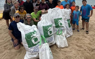 Coastal clean-up by kayak at Platja de Castell