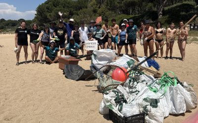 Moltes gràcies, voluntaris! Neteja del litoral a Platja de Castell
