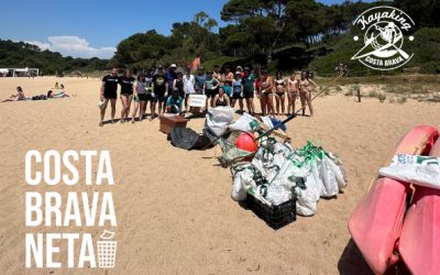 Recollida de residus amb caiac a Platja de Castell