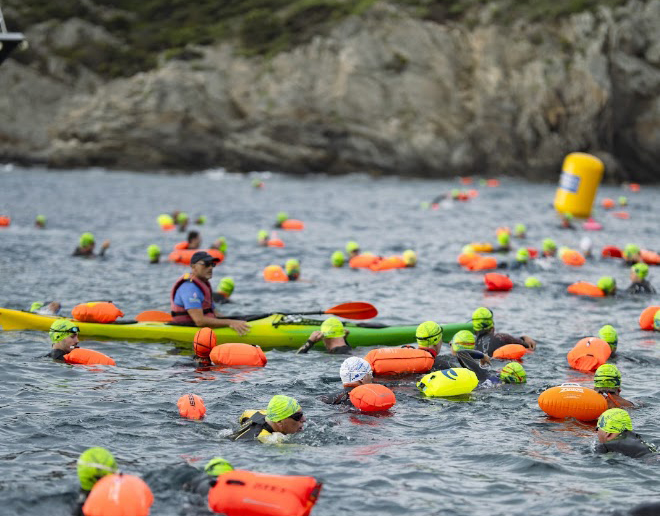 Caiaquistes voluntaris donant suport als nedadors durant la MARNATON de Cadaqués