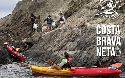 Neteja del litoral amb caiac a Portlligat